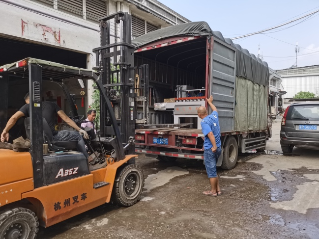 發(fā)往南寧良慶區(qū)，一臺全自動倒內角機